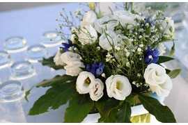 Table decoration in white and blue