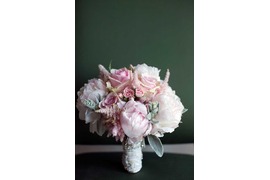 Bridal bouquet in pale pink hues