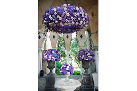 Floral decoration in purple tones for outdoor wedding ceremony in Ravello