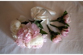 Bridal bouquet and boutonniers in white and pale pink