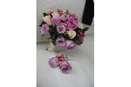Bridal bouquet in different tones of pink