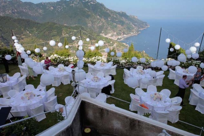 Outdoor wedding reception in the garden of Hotel Caruso