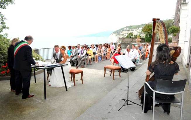 Outdoor civil wedding with seaview in Sorrento