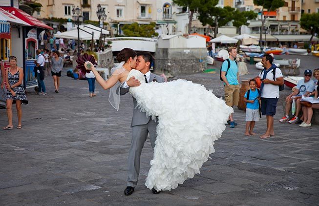 Bridal couple in the main square of Positano