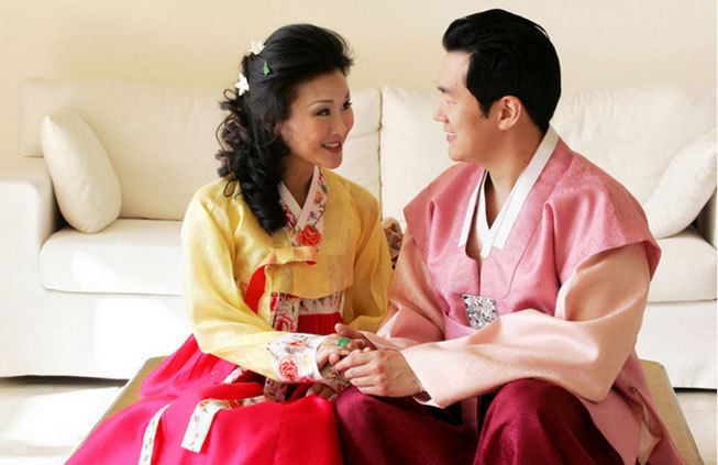 Bridal couple wearing traditional Chinese wedding gowns