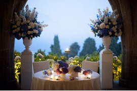Decoration in pink, white and blue for the head table