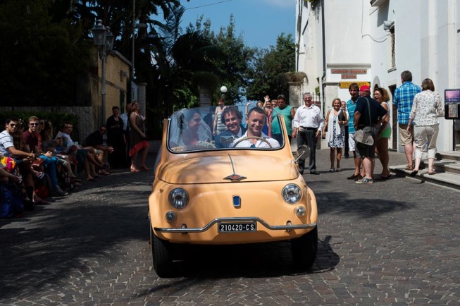 Newlyweds on a vintage Fiat Cinquecento in Sorrento