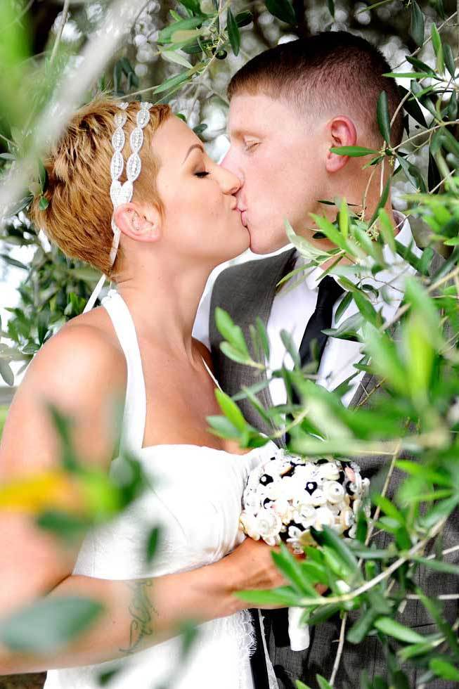Bridal couple kissing in the gardens of Villa Fondi in Sorrento