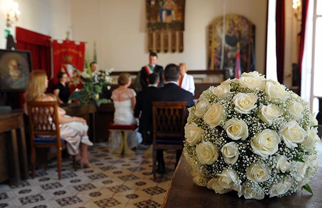 Decoration with ivory roses and baby breath for Amalfi wedding