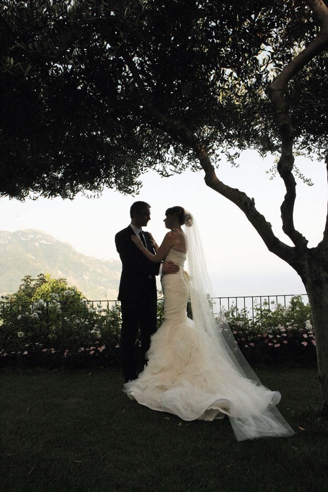 Bridal couple in the park of Hotel Caruso in Ravello