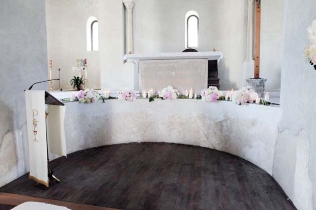 Altar decoration in white and pale pink for Ravello church