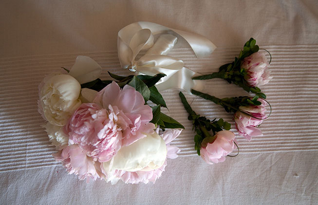 Bridal bouquet and boutonniers in white and pale pink