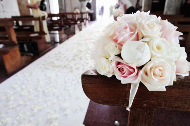 Aisle decoration in white and pale pink for Ravello wedding