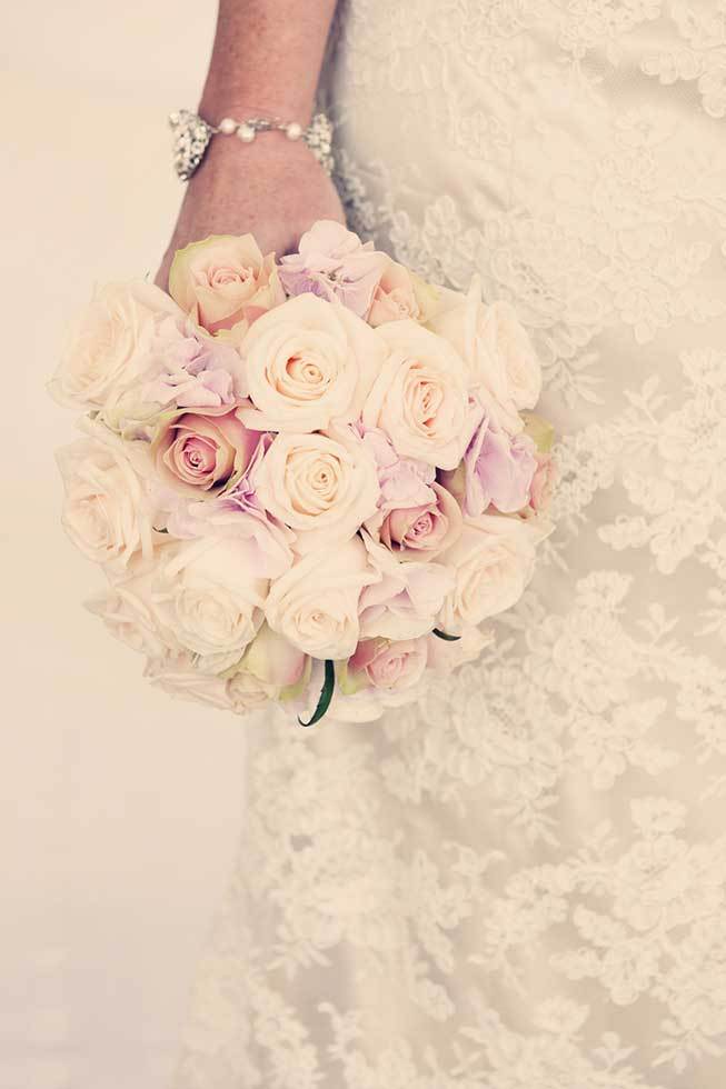 Bridal bouquet in white and pale pink for Atrani wedding