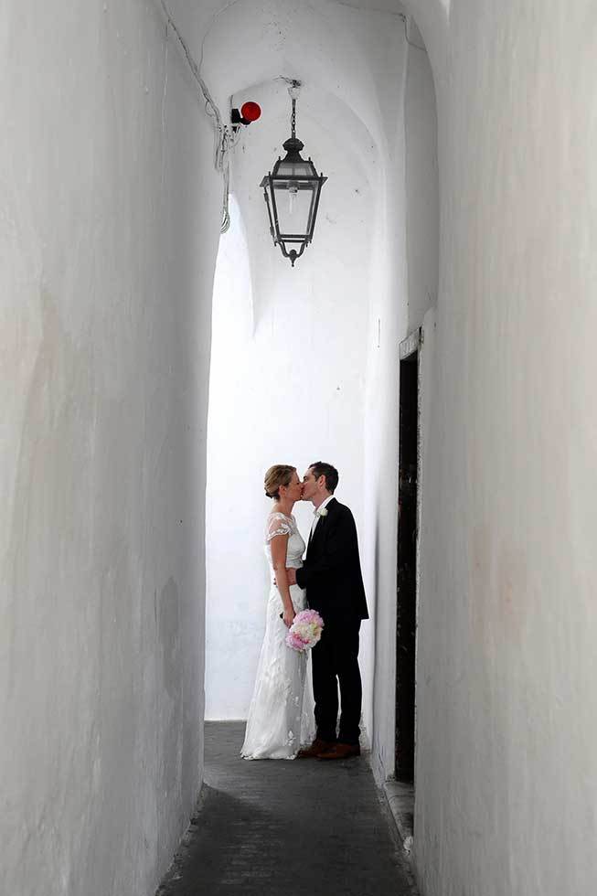 Romantic kiss for a bridal couple in Amalfi
