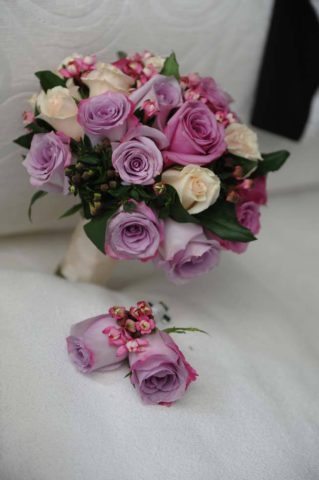 Bridal bouquet in different tones of pink